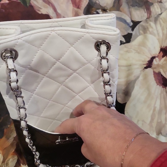 Chanel Authentic Quilted Lambskin Vertical Shopping Tote Silver Hardware, 2009 - Picture 2 of 5